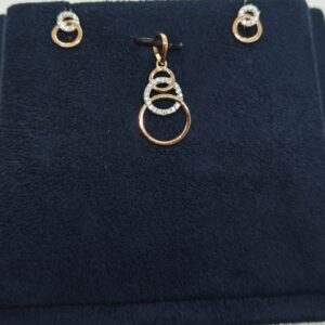 Overlapping ring structured pendant set